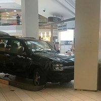 Sujeto genera pánico al conducir su camioneta dentro de concurrido centro comercial en Estados Unidos