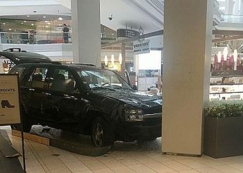 Sujeto genera pánico al conducir su camioneta dentro de concurrido centro comercial en Estados Unidos
