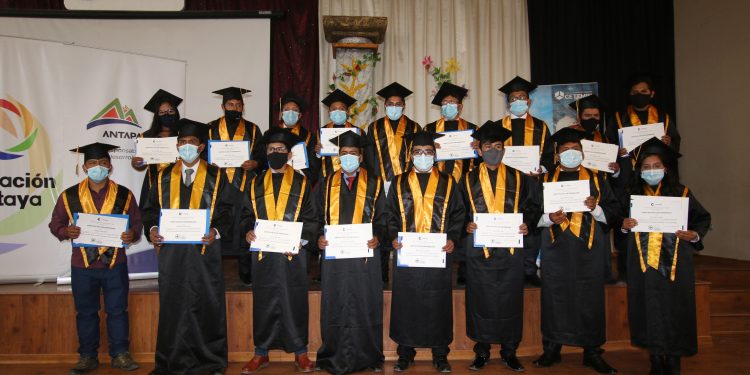 VEINTITRÉS JOVENES DE LAS COMUNIDADES DE HUANU HUANU, PACCOPATA Y HUINI COROCCOHUAYCO SE GRADUARON COMO TÉCNICOS