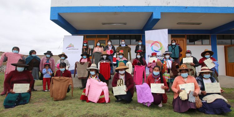 MADRES DE LA ASOCIACIÓN DEFENSORES DE LA CUENCA DEL RIO SALADO SE CAPACITARON EN INDUSTRIA DEL TEJIDO.