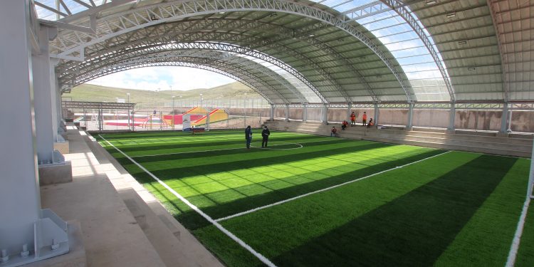 ANTAPACCAY ENTREGÓ CANCHA SINTÉTICA, LOSA DEPORTIVA Y PARQUE INFANTIL  A TINTAYA MARQUIRI