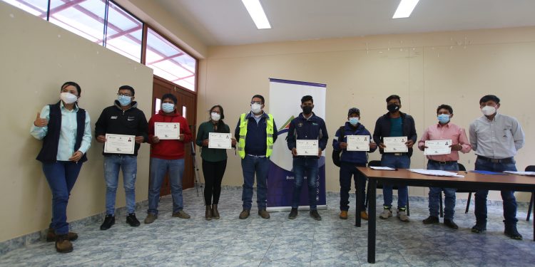 JÓVENES DE HUANU HUANU, PACCOPATA Y HUINI COROCCOHUAYCO RECIBIERON TITULOS DE TÉCNICOS A NOMBRE DE LA NACIÓN