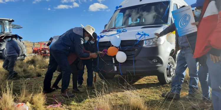 POBLADORES DE SOL NACIENTE RECIBEN VEHICULO DE TRANSPORTE, TRACTOR E IMPLEMENTOS AGRICOLAS