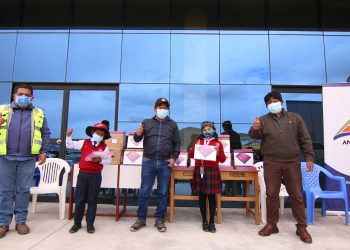 ANTAPACCAY ENTREGÓ 75 TABLETS A NIÑOS DEL COLEGIO JOSÉ ANTONIO ENCINAS DE LA COMUNIDAD DE TINTAYA MARQUIRI