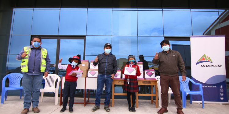 ANTAPACCAY ENTREGÓ 75 TABLETS A NIÑOS DEL COLEGIO JOSÉ ANTONIO ENCINAS DE LA COMUNIDAD DE TINTAYA MARQUIRI