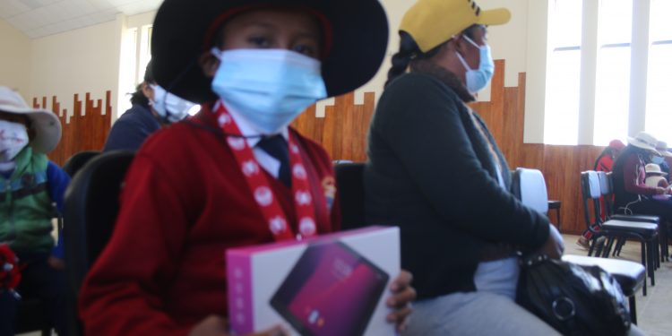 ANTAPACCAY ENTREGÓ TABLES A ESTUDIANTES DE TINTAYA MARQUIRI EN ESPINAR