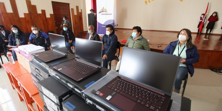 DOCENTES DE LA I.E. JOSE ANTONIO ENCINAS DE TINTAYA MARQUIRI RECIBIERON LAPTOPS ENTREGADAS POR ANTAPACCAY