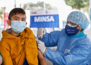 VACUNACIÓN COVID-19 A MENORES DE 12 A 17 AÑOS COMENZARÁ EN NOVIEMBRE, INFORMÓ EL MINISTRO SALUD