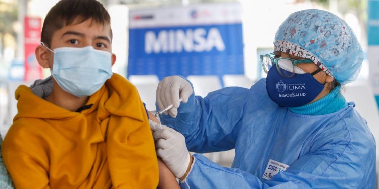 VACUNACIÓN COVID-19 A MENORES DE 12 A 17 AÑOS COMENZARÁ EN NOVIEMBRE, INFORMÓ EL MINISTRO SALUD