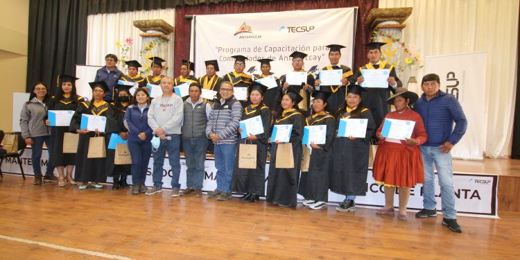 JÓVENES DE LA COMUNIDAD DE ALTO HUARCA CULMINAN EXITÓSAMENTE CURSOS DICTADOS POR TECSUP